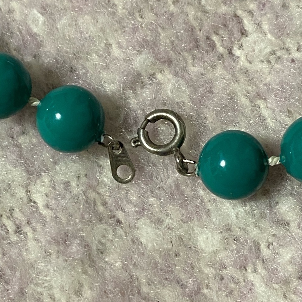 VINTAGE Green Plastic Bead Fashion Necklace, 18 inches - Picture 3 of 6